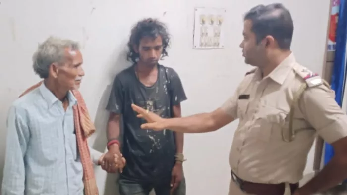 बांग्लादेश में मिले अमित कुमार प्रसाद को घर वालों को सौंपती पुलिस। जागरण
