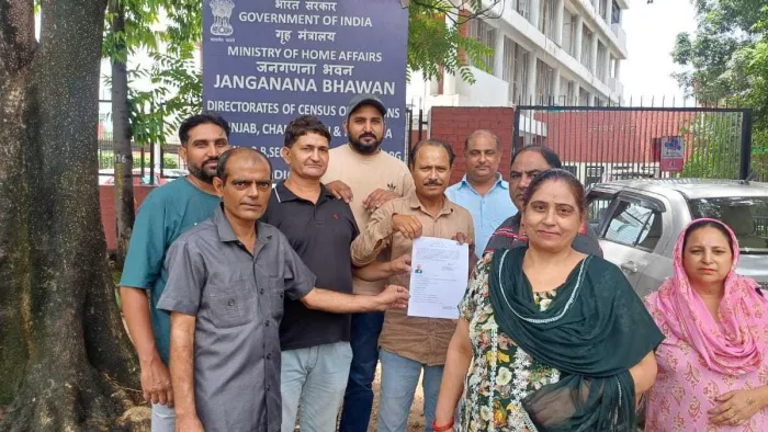 परिवार के साथ भारतीय नागरिकता का सर्टिफिकेट दिखाते हंसराज