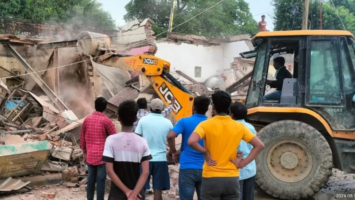 Varanasi News: महादेव के शहर में गरजा बुलडोजर, हटाया गया अतिक्रमण; तोड़े गए पक्‍के दुकान