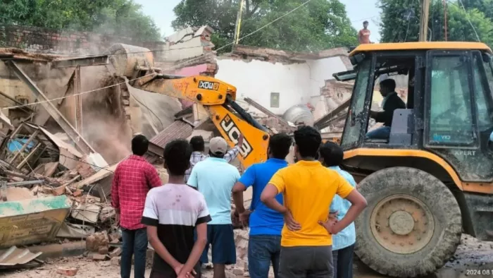 मंडुवाडीह में अतिक्रमण पर गरजा बुलडोजर, पक्के दुकानों को तोड़ा गया। जागरण
