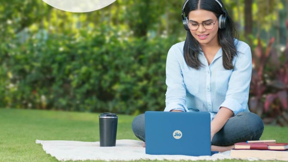 इन छोटंकू Mini Laptop के दाम 57% तक गए छितरा, Amazon से भड़ाभड़-भड़ाभड़ बचत कर रहे यूजर्स