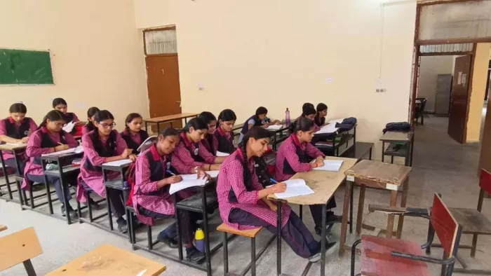 विद्यालय का माहौल खराब होने से अभिभावक छात्राओं को स्कूल भेजने से कतरा रहे । फाइल फोटो