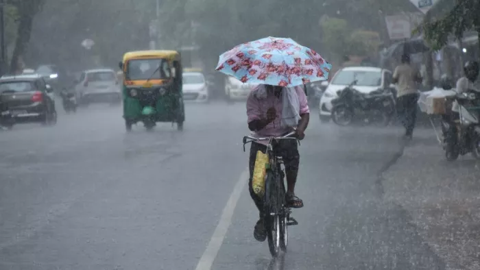 उमस से परेशान लोगों को बारिश का इंतजार। जागरण