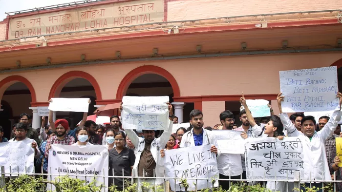 राम मनोहर लोहिया अस्पताल में तीसरे दिन भी हड़ताल पर बैठे डाक्टर धरना प्रदर्शन हुए।
