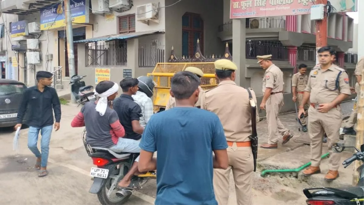 Fatehpur Temple Tomb Case: बीस गलियों से रोकी आवाजाही, पूरे इलाके में कर्फ्यू जैसे माहौल; जन्माष्टमी को लेकर बढ़ी चौकसी