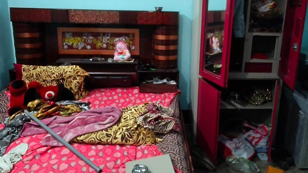 amethi news masked robbers loot lakhs in ramraipur police investigate