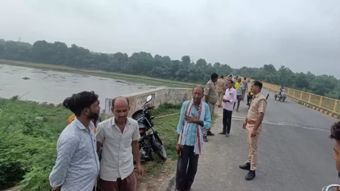 घटना की जानकारी के बाद मौके पर जुटे लोग। जागरण