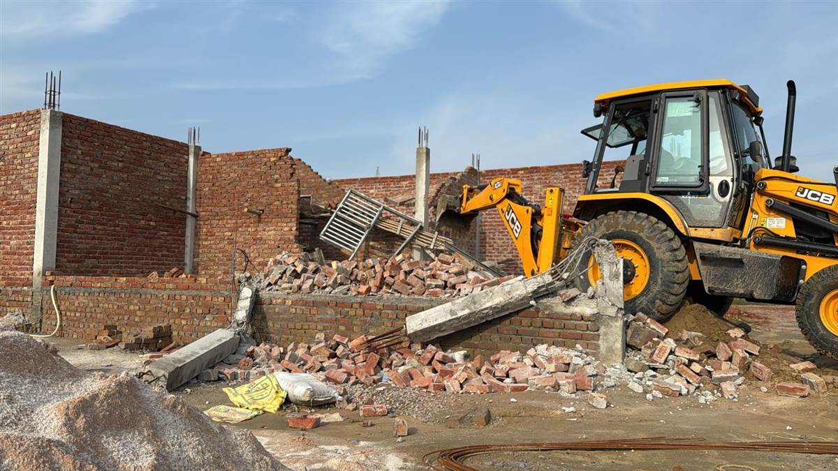 https://www.jagranimages.com/images/newimg/14082025/14_08_2025-bulldozer_24013253_17551841.jpg