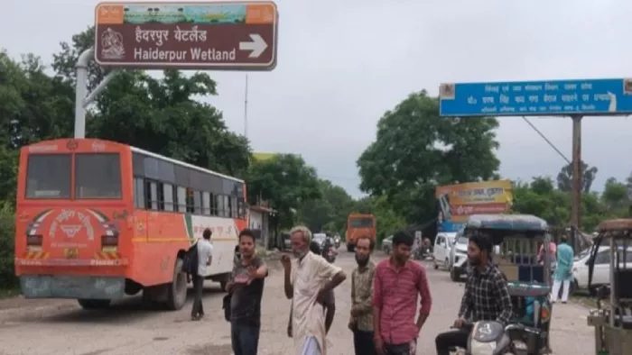 बिजनौर बैराज के पूर्वी छोर पर मुजफ्फरनगर की सीमा में खड़ी रोडवेज की बस। जागरण