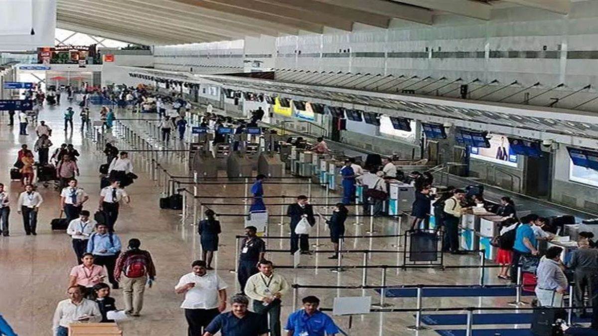 https://www.jagranimages.com/images/newimg/14082025/14_08_2025-delhi_airport_24012570.jpg