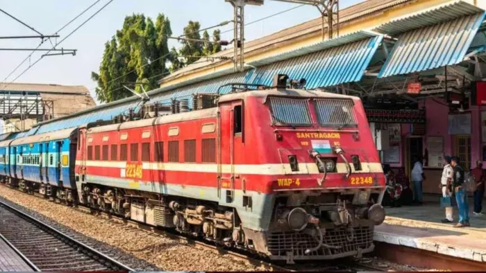 ट्रेन के गेट पर सामान रखकर कर रहे थे सफर, लगा जुर्माना। फाइल फोटो