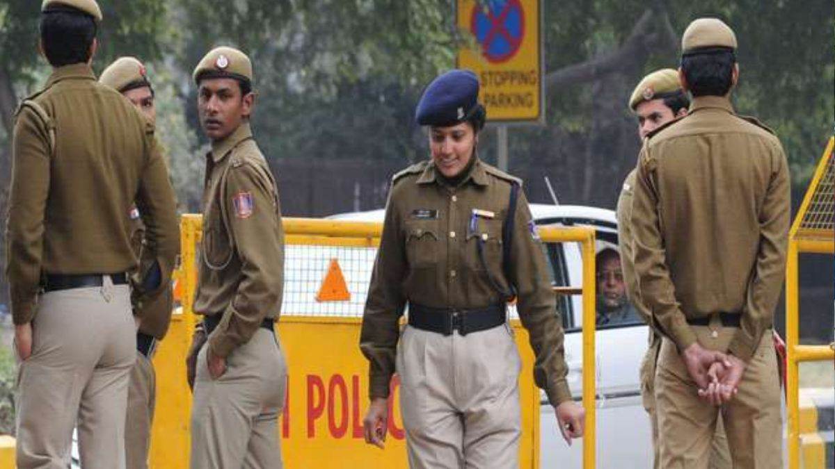 ncr east delhi crime ex employee arrested for extortion after watching red movie