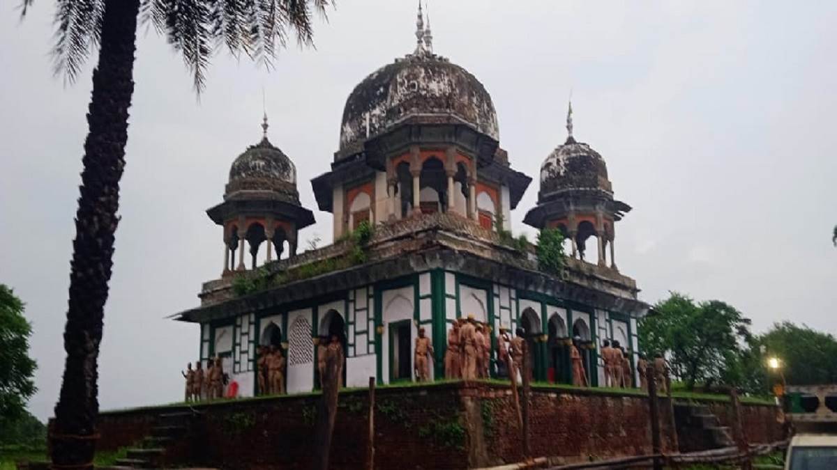 https://www.jagranimages.com/images/newimg/14082025/14_08_2025-fatehpur_temple_tomb_case_24012910.jpg