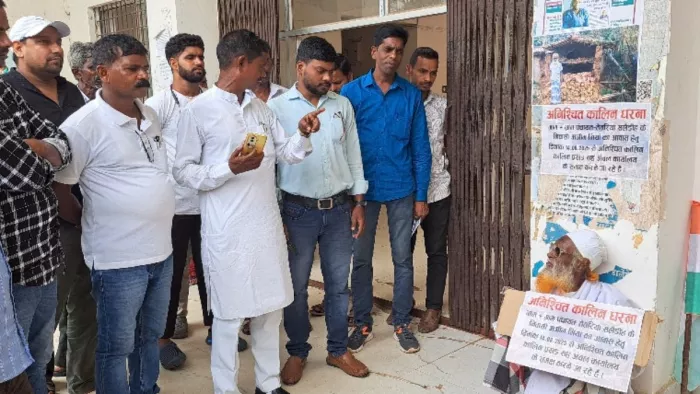 बीडीओ प्रमुख ने वेघर अजीम को पंचायत भवन में रहने की व्यवस्था कराई। जागरण फोटो