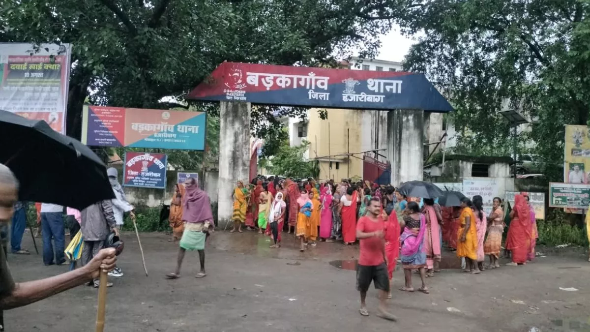 हजारीबाग में ग्रामीणों ने घेरा बड़कागांव थाना, मामला दर्ज होने के बाद बढ़ा विवाद