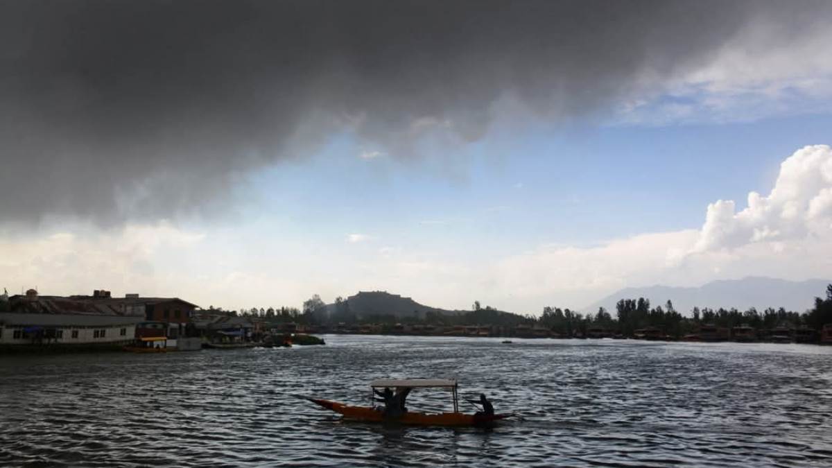 https://www.jagranimages.com/images/newimg/14082025/14_08_2025-jammu_kashmir_weather_update_1_24012593.jpg