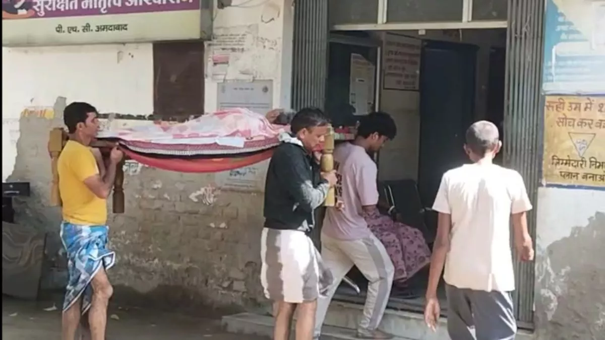Katihar News: बाढ़ से सड़कें हो गई जलमग्न, मरीजों को खाट पर लेकर अस्पताल पहुंच रहे लोग