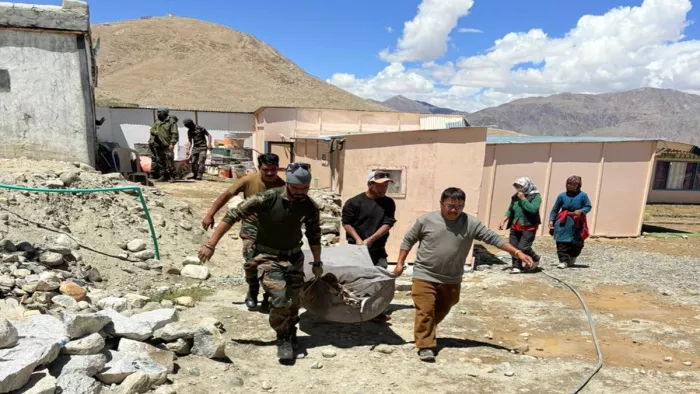 फ्लैशफ्लड से प्रभावित पूर्वी लद्दाख के मान-मेरक गांवों में प्रभावितों की मदद के लिए अभियान चलाते सेना के जवान।फोटो सेना।