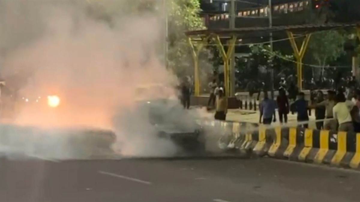 ncr car fire near noida botanical metro station