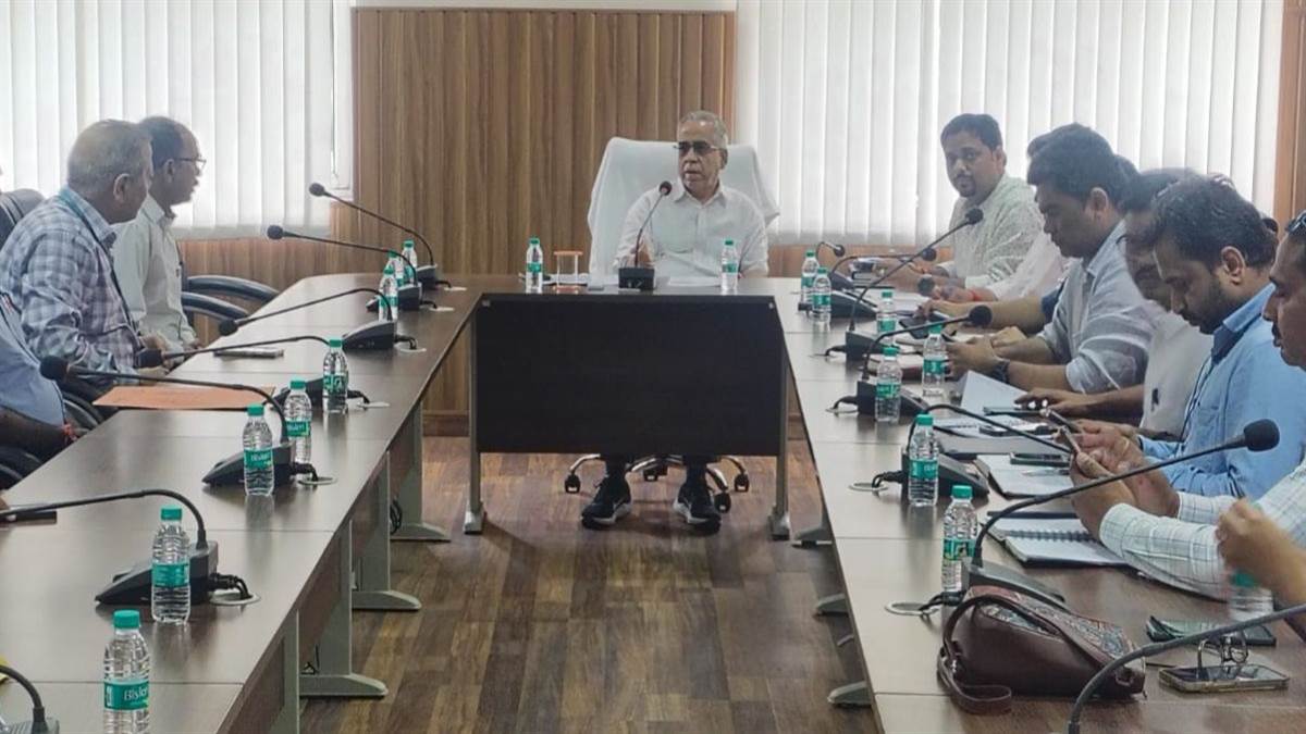 ncr noida news electricity supply improves for mall it companies after meeting