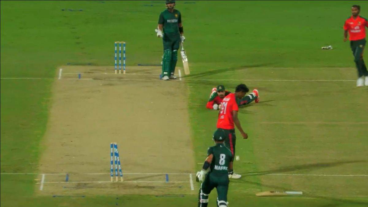 https://www.jagranimages.com/images/newimg/14082025/14_08_2025-pak_player_run_out_24013561.jpg