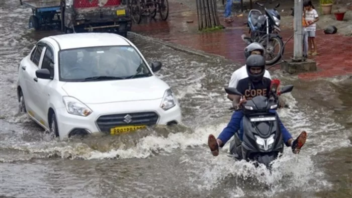 दिल्ली-एनसीआर में सुबह से बारिश का सिलसिला जारी है। वहीं बिहार में बाढ़ का कहर जारी है। (फोटो सोर्स-पीटीआई)