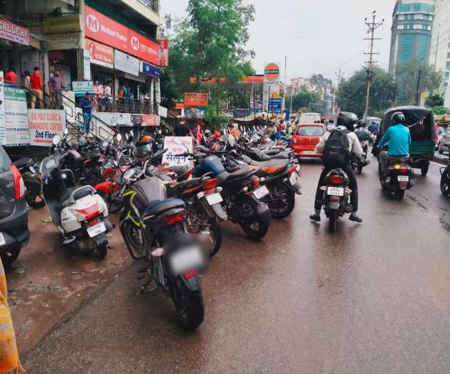 रांची के इस इलाके में लोग सड़क पर लगाते हैं गाड़ियां, पैदल चलने में भी होती है परेशानी। जागरण