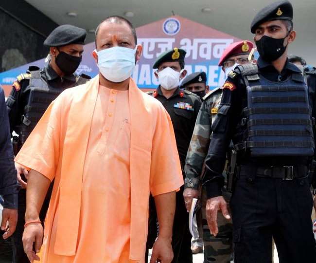 ट्रैक, टेस्ट एंड ट्रीट यानी ट्रिपल-टी की रणनीति पर काम करने वाले सीएम योगी आदित्यनाथ