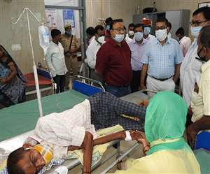 लोहिया अस्पताल की इमरजेंसी में मरीजों से व्यवस्था के बारे में जानकारी लेते जिलाधिकारी मानवेंद्र सिंह