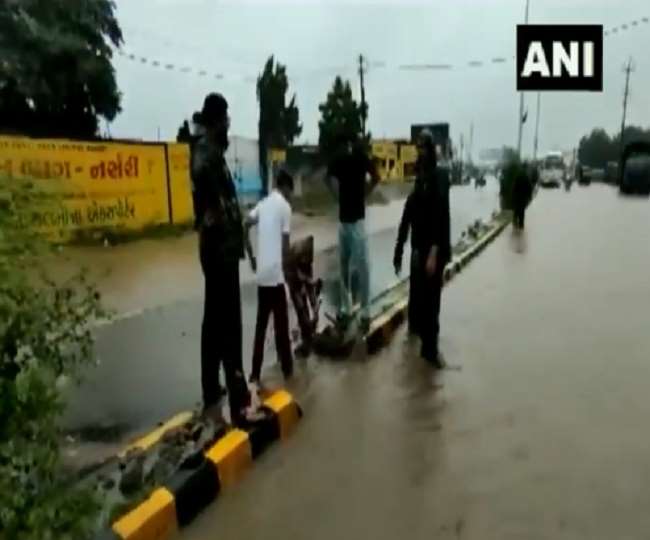 गुजरात के राजकोट में भारी बारिश के कारण बाढ़ जैसी स्थिति बनी है (फोटो एएनआई)