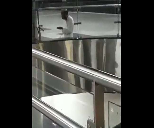 Delhi Metro News: मेट्रो स्टेशन परिसर में नमाज पढ़ने की वीडियो वायरल, इंटरनेट मीडिया पर उठे सवाल
