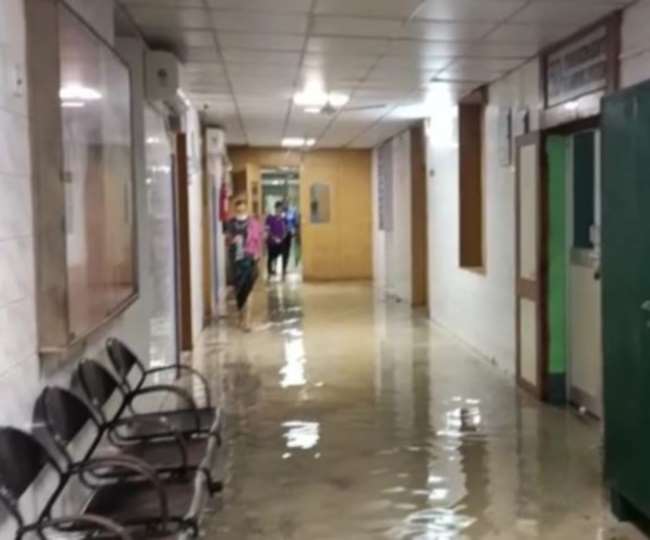 सबसे बड़े मेडिकल अस्पताल एससीबी मेडिकल में पानी भर गया है