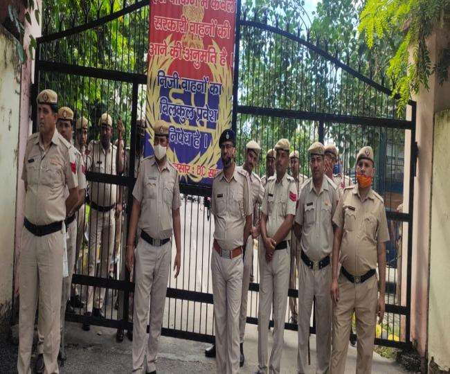 महिला पुलिसकर्मी को थाने में अकेली पाकर एएसआइ ने की शर्मनाक हरकत, कहा- किसी को बताई तो तेरी खैर नहीं