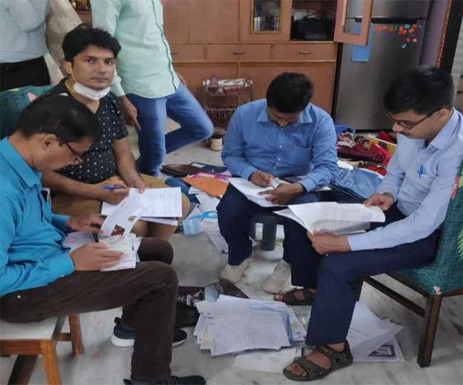 पटना में इंजीनियर के घर पर निगरानी ब्यूरो का छापा। तस्वीर: जागरण।
