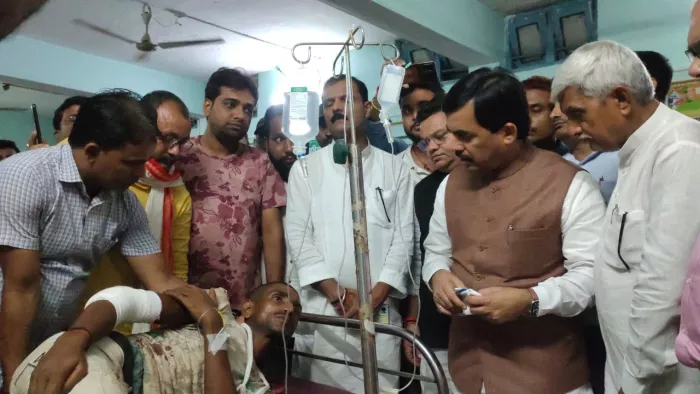 Bihar News: बेगूसराय सदर अस्पताल में घायल से मिलते भाजपा नेता शाहनवाज हुसैन। जागरण