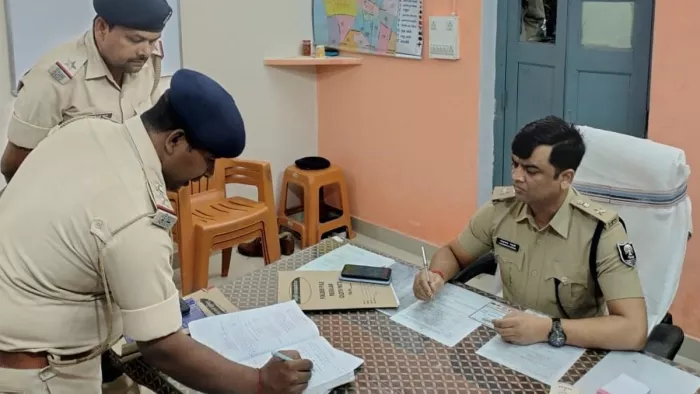 थानों के निरीक्षण के दौरान समीक्षा करते मुंगेर एसपी।