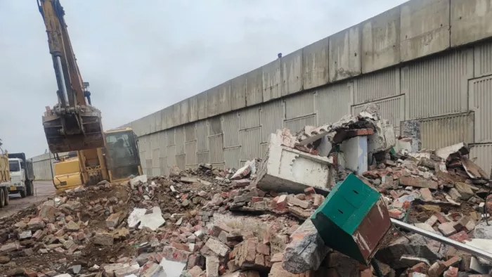 कानपुर के चौबेपुर में हटाया धार्मिक स्थल।
