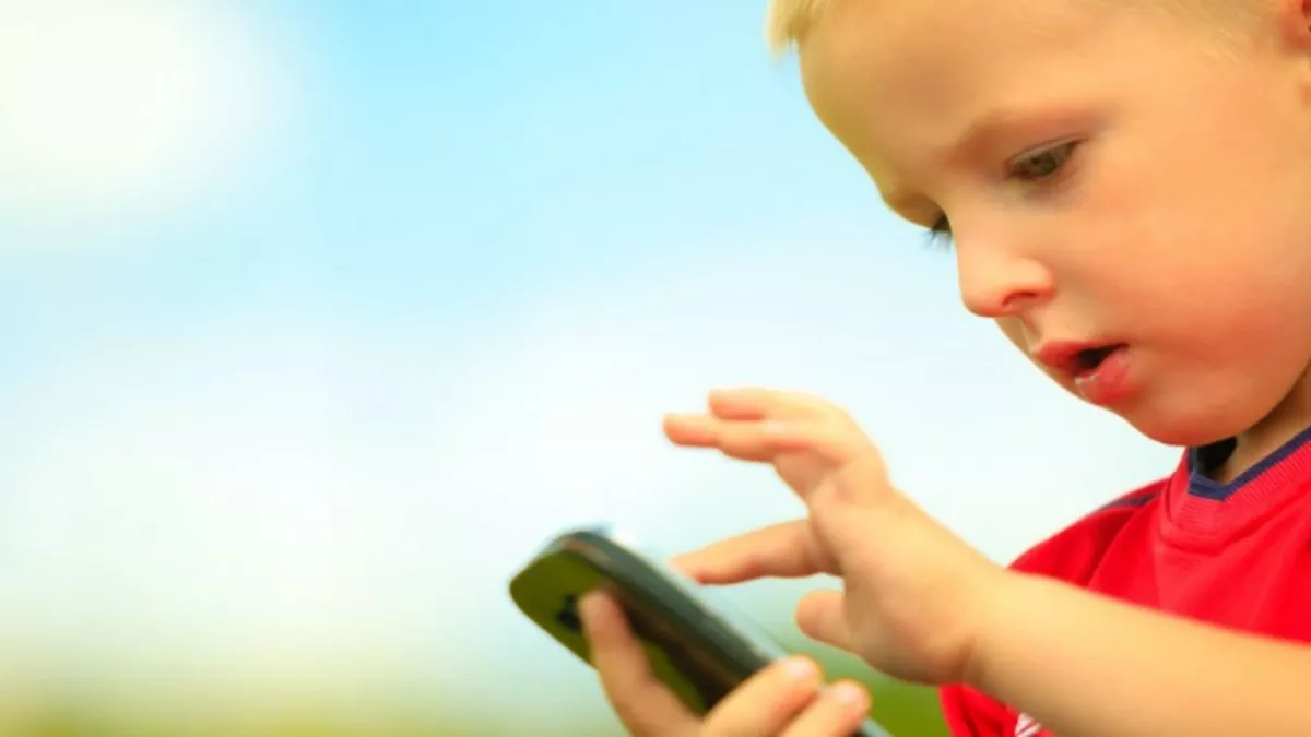 बच्चों काे भटकाने का काम कर रहा Internet Media, मोबाइल देने से पहले समय सीमा तय करना जरूरी