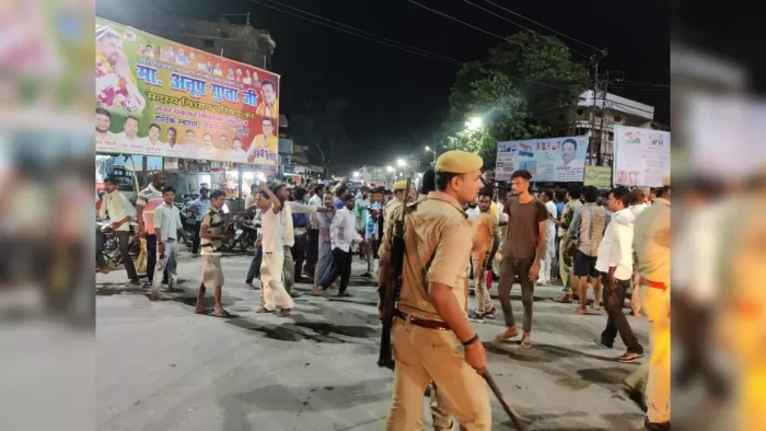 बाइक सवार तीन युवकों पर अगवा करने का आरोप।