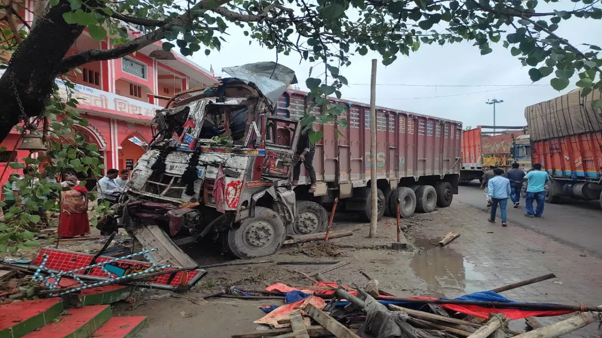 Road Accident in Sultanpur: अनियंत्रित ट्रक चाय की दुकान पर पलटा, तीन लोगों की मौके पर ही मौत; सात घायल