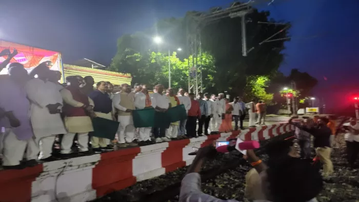 डोभी रेलवे स्टेशन पर सुहेलदेव एक्सप्रेस को हरी झंडी दिखाते सांसद बीपी सरोज