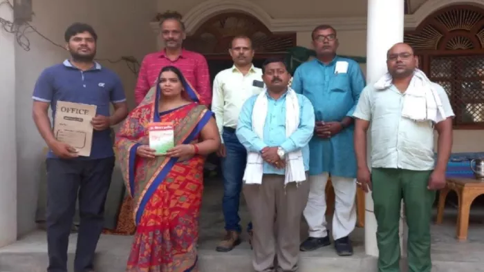 Good News: दिवंगत शिक्षक अजय गुप्ता की पत्नी सितारा गुप्ता, टीएससीटी के सह संयोजक अरविंद राय (सबसे दाएं)। जागरण