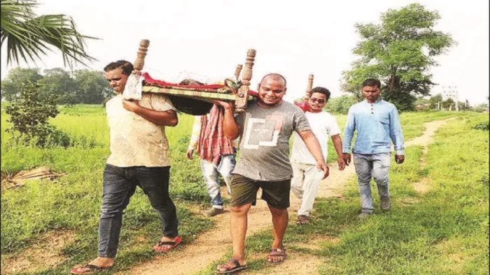 शव को अंतिम संस्कार के लिए ले जाते सामाजिक कार्यकर्ता।