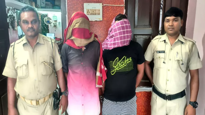 फोटो: पुलिस की गिरफ्त में सेक्स रैकेट के आरोपित।