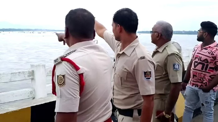 फोटो : घटनास्थल पर युवती की तलाश करने पहुंची पुलिस और दमकलकर्मी।
