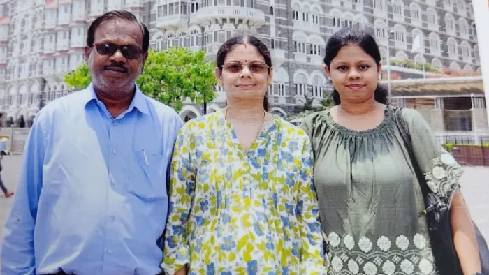 धन्या शशिकुमार सबसे दांये अपने माता-पिता के साथ।