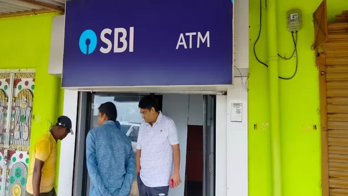 जामताड़ा में एटीएम मशीन को उखाड़कर ले गए चोर।