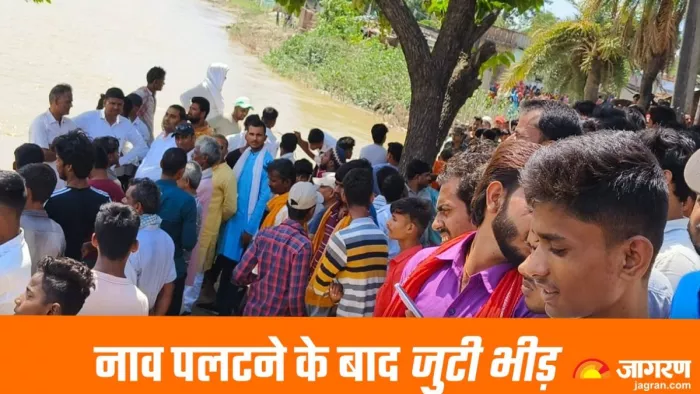 नाव पलटने के बाद जुटी भीड़। फोटो- जागरण