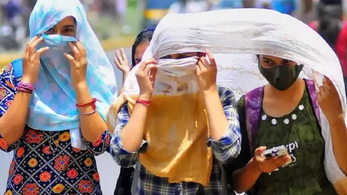 बृहस्पतिवार को अधिकतम तापमान 35 डिग्री सेल्सियस और न्यूनतम तापमान 26 डिग्री सेल्सियस रहेगा।