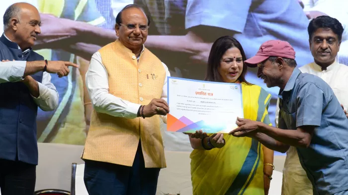 एनडीएमसी कर्मचारी को प्रशस्ति पत्र से सम्मानित करते एलजी वीके सक्सेना व सांसद मीनाक्षी लेखी, मुख्य सचिव नरेश कुमार (बाएं)।